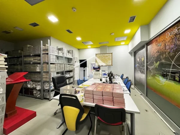 Tirane, jepet me qera zyre Kati 2, 916 m² 18.000 € (RRUGA E “KAVAJËS”)