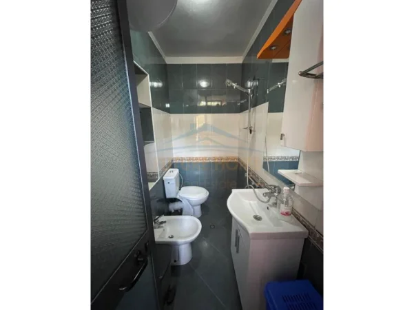 Tirane, jepet me qera apartament 4+1+Ballkon Kati 3, 116 m² 1.400 € (Rruga Mine Peza)