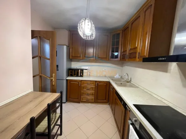 Tirane, jepet me qera apartament 4+1+Ballkon Kati 3, 116 m² 1.400 € (Rruga Mine Peza)