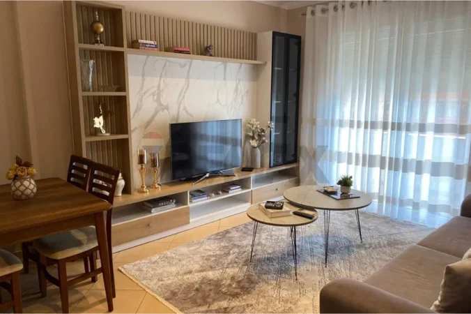 Tirane, jepet me qera apartament 1+1+Ballkon Kati 4, 73 m² 600 € (Rruga e Kavajes)