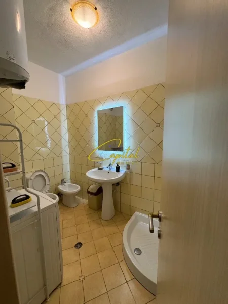 Tirane, jepet me qera apartament 1+1 Kati 3, 65 m² 500 € (ISH TREGU ELEKTRIK)