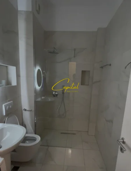 Tirane, jepet me qera apartament 1+1 Kati 8, 66 m² 550 € (LAPRAKE)