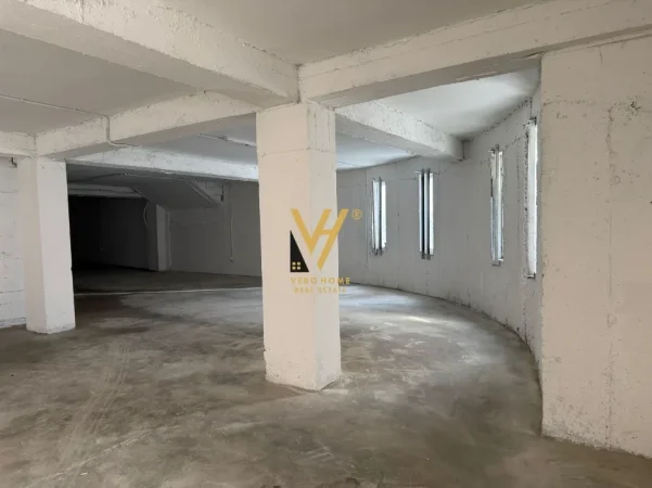Tirane, jepet me qera magazine Kati 0, 480 m² 2.100 € (AUTOTRAKTORET)