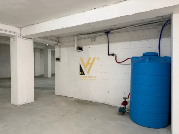Tirane, jepet me qera magazine Kati 0, 480 m² 2.100 € (AUTOTRAKTORET)