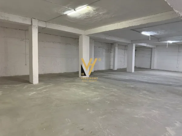 Tirane, jepet me qera magazine Kati 0, 480 m² 2.100 € (AUTOTRAKTORET)