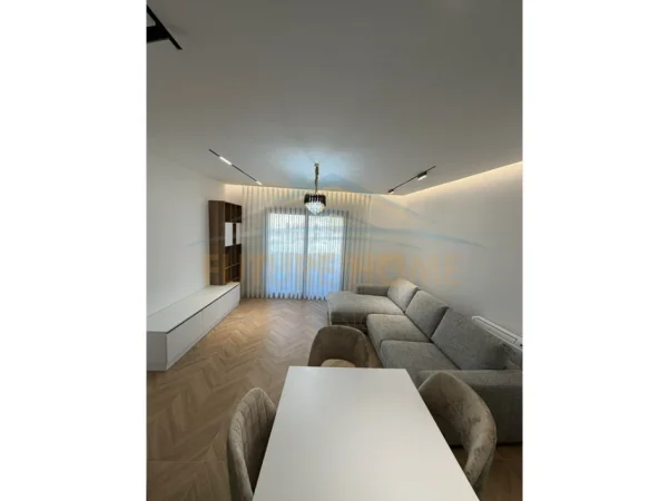 Tirane, jepet me qera apartament 1+1+Ballkon Kati 1, 65 m² 650 € (Unaza e Re)