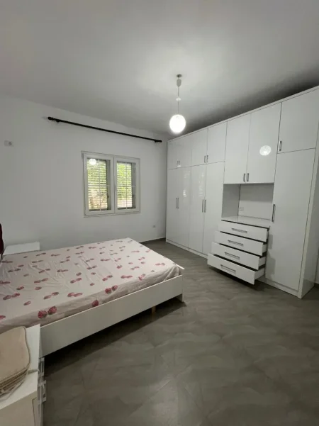 Tirane, jepet me qera apartament 2+1 Kati 1, 90 m² 47.000 Lek (Jordan Misja prane Lavazho 007)