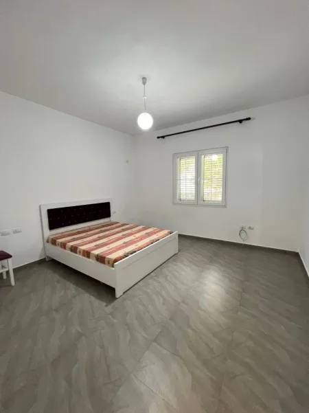 Tirane, jepet me qera apartament 2+1 Kati 1, 90 m² 47.000 Lek (Jordan Misja prane Lavazho 007)