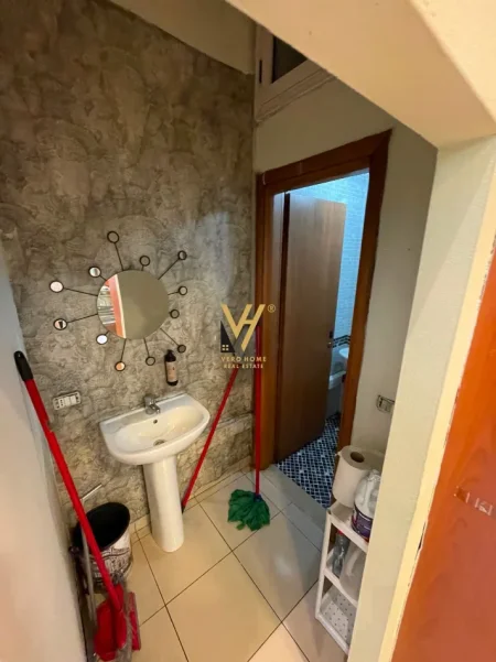 Tirane, jepet me qera ambjent biznesi Kati 0, 90 m² 900 € (ZOGU I ZI)