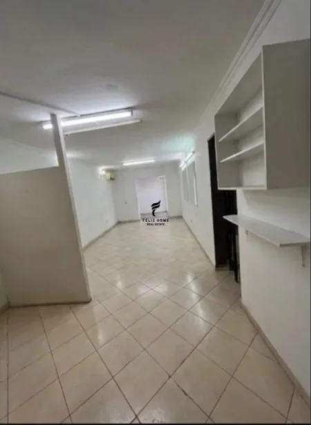 Tirane, jepet me qera dyqan Kati -1, 38 m² 500 € (RRUGA E BARRIKADAVE)