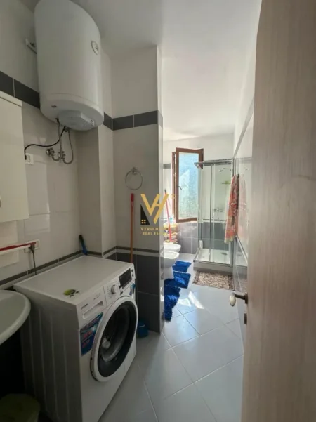Tirane, jepet me qera apartament 1+1+Ballkon Kati 3, 87 m² 470 € (FRESKU)