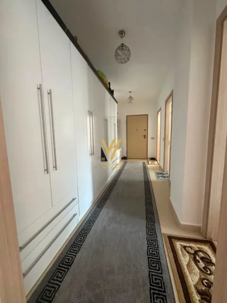 Tirane, jepet me qera apartament 1+1+Ballkon Kati 3, 87 m² 470 € (FRESKU)
