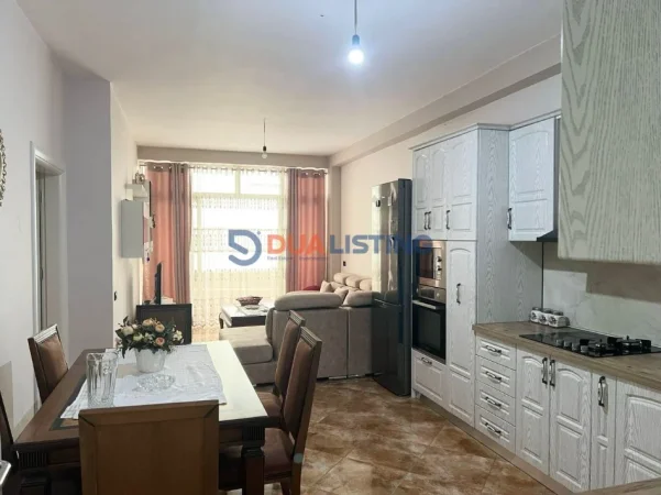 Tirane, jepet me qera apartament 2+1+Ballkon Kati 4, 110 m² 400 € (Fresku)
