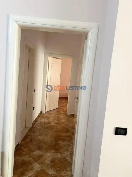 Tirane, jepet me qera apartament 2+1+Ballkon Kati 4, 110 m² 400 € (Fresku)