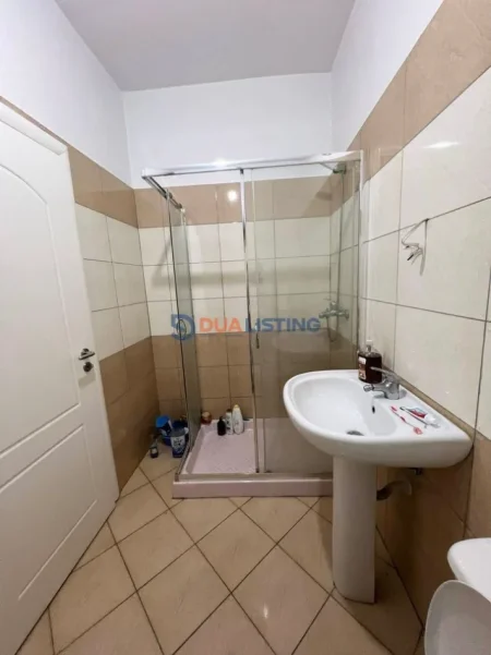 Tirane, jepet me qera apartament 2+1+Ballkon Kati 4, 110 m² 400 € (Fresku)