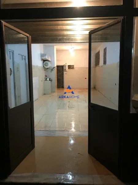 Tirane, jepet me qera magazine Kati 0, 50 m² 316 € 