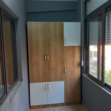 Tirane, jepet me qera apartament 1+1 Kati 4, (bllok)