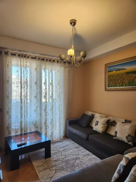 Tirane, jepet me qera Apartament 1+1, Mobiluar,Kati 4,Çmimi 36.000 Lekë të Reja,, në FRESK,Tiranë.