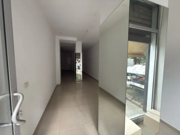 Tirane, jepet me qera ambjent biznesi Kati 0, 51 m² 800 € (Kristal Center)