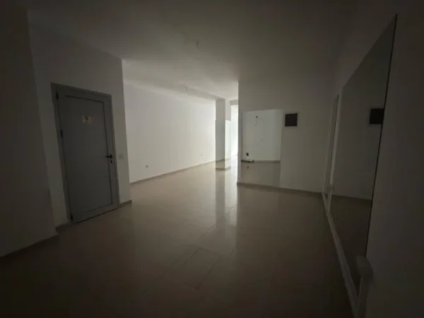Tirane, jepet me qera ambjent biznesi Kati 0, 51 m² 800 € (Kristal Center)