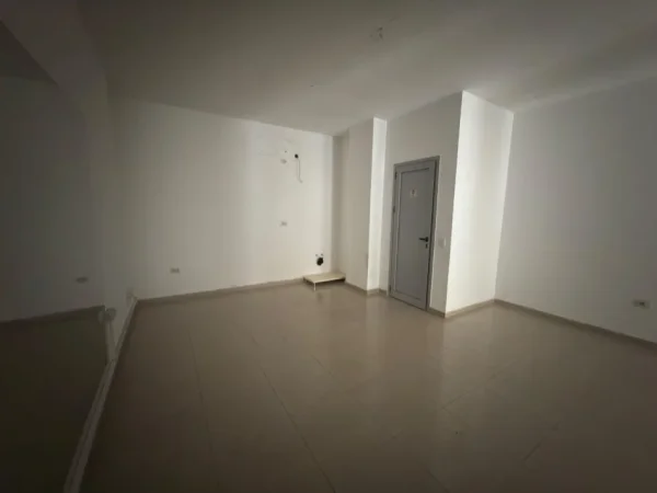 Tirane, jepet me qera ambjent biznesi Kati 0, 51 m² 800 € (Kristal Center)