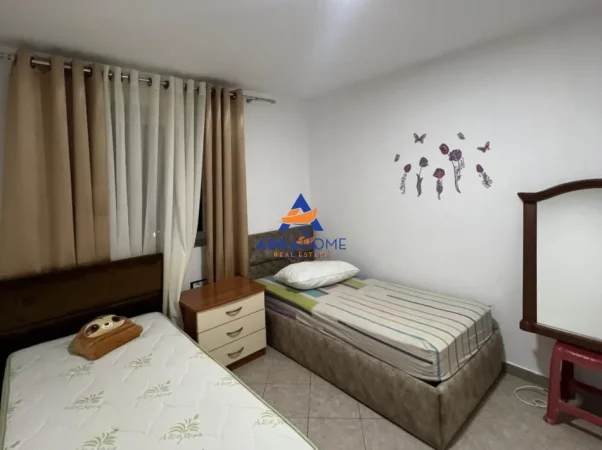 Tirane, jepet me qera apartament 2+1+Ballkon Kati 4, 75 m² 650 € 