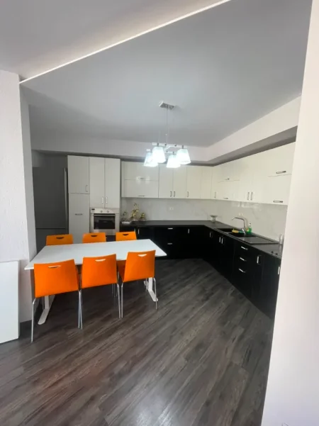 Tirane, jepet me qera apartament 2+1+Aneks+Ballkon Kati 3, 90 m² 500 € (yzberisht)