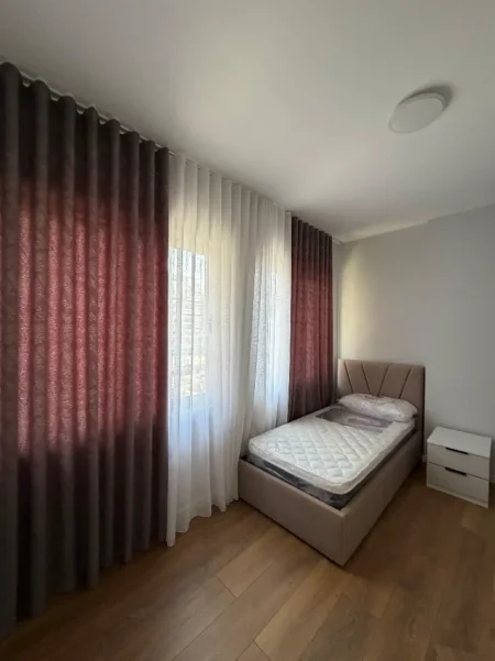 Tirane, jepet me qera apartament 2+1 Kati 3, 80 m² 550 € (Yzberisht)