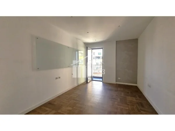 Tirane, jepet me qera zyre Kati 5, 110 m² 850 € (BULEVARDI “ZHAN D'ARK”, PRANË GJYKATËS SË APELIT)