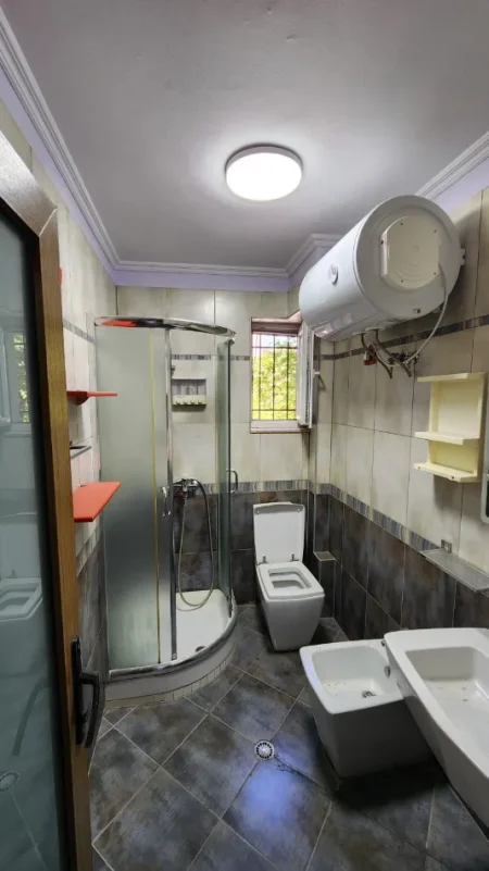 Tirane, jepet me qera apartament 2+1+Ballkon Kati 2, 500 € (Rruga Ali Visha, pranë Rruges se Elbasanit )