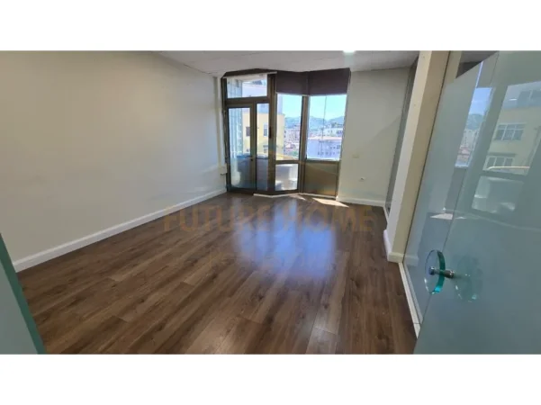 Tirane, jepet me qera ambjent biznesi Kati 7, 200 m² 1.500 € (Bllok)