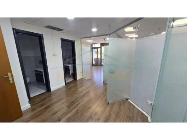Tirane, jepet me qera ambjent biznesi Kati 7, 200 m² 1.500 € (Bllok)