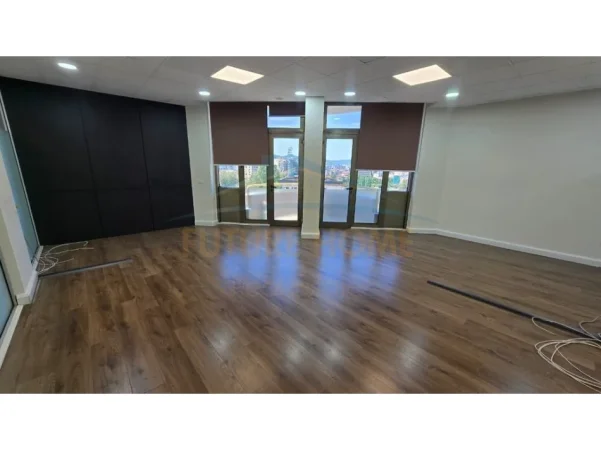 Tirane, jepet me qera ambjent biznesi Kati 7, 200 m² 1.500 € (Bllok)