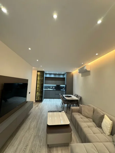 Tirane, jepet me qera apartament 1+1 Kati 13, 65 m² 700 € (Mine Peza)