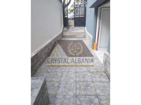 Tirane, jap me qera dyqan Kati 1, 50 m² 350 Leke (Rruga e Dibres)