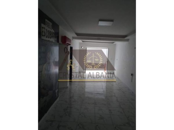 Tirane, jap me qera dyqan Kati 1, 50 m² 350 Leke (Rruga e Dibres)