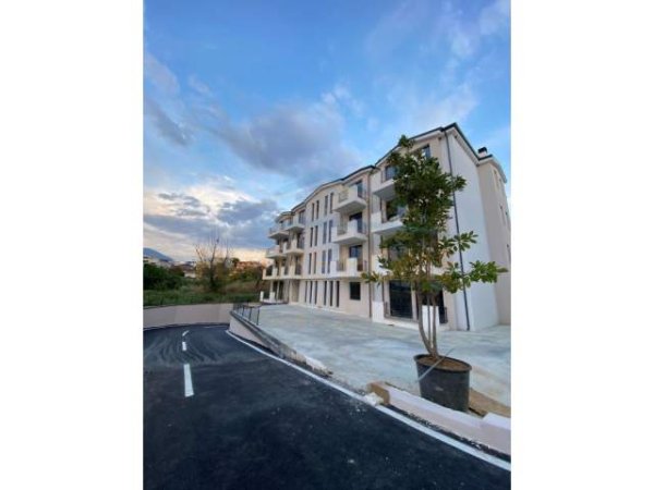 Tirane, jepet me qera Vile 2+1 Kati 2, 128 m² 1.000 Euro (Liqeni i Thate)
