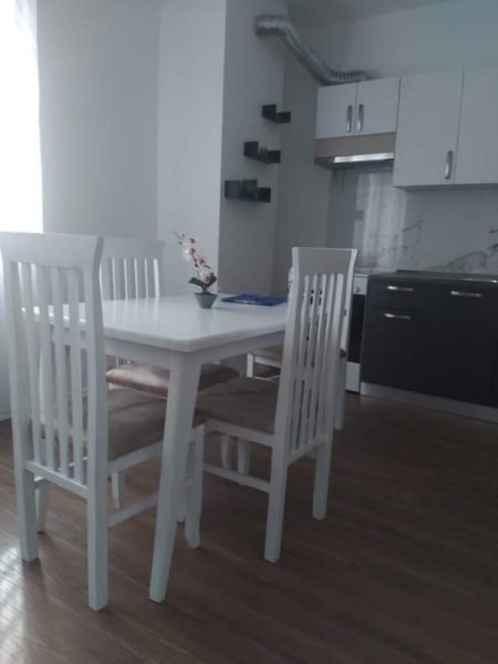 Qera Apartament 1 + 1 tek rrethrroutillimi saukut prane (Cinco Club) 400 euro