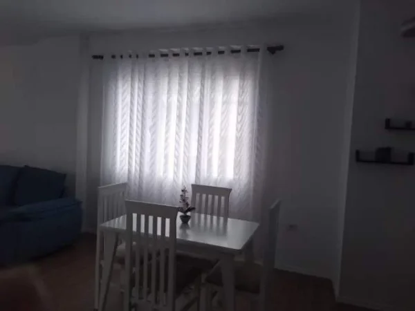 Qera Apartament 1 + 1 tek rrethrroutillimi saukut prane (Cinco Club) 400 euro