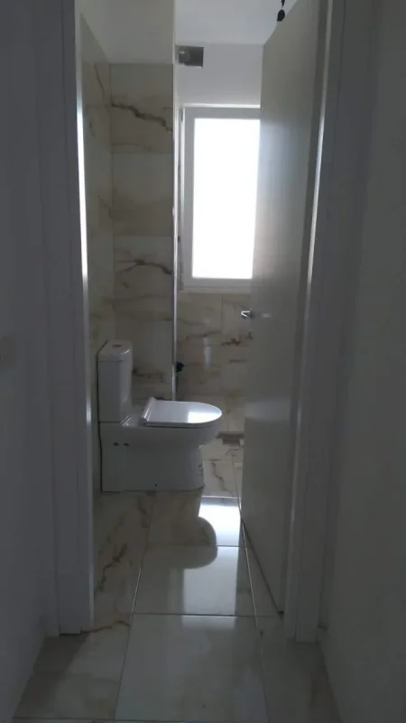 Qera Apartament 1 + 1 tek rrethrroutillimi saukut prane (Cinco Club) 400 euro