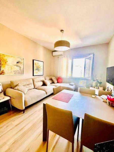 Tirane, shes apartament 1+1 61 m² Euro (Komuna e Parisit)