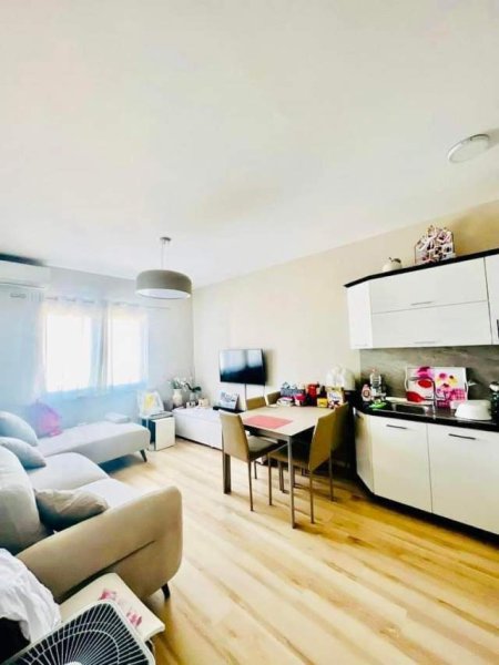 Tirane, shes apartament 1+1 61 m² Euro (Komuna e Parisit)