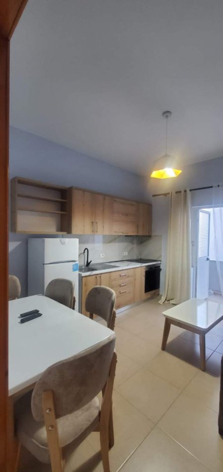 Tirane, jepet me qera apartament 1+1 Kati 3, 80 m² 350 Euro (Vedat Kokona, 5 Maj)