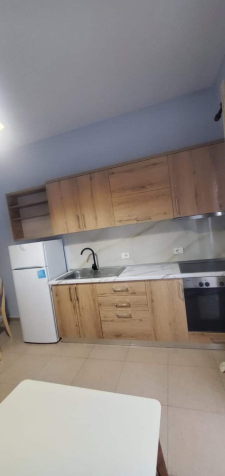 Tirane, jepet me qera apartament 1+1 Kati 3, 80 m² 350 Euro (Vedat Kokona, 5 Maj)