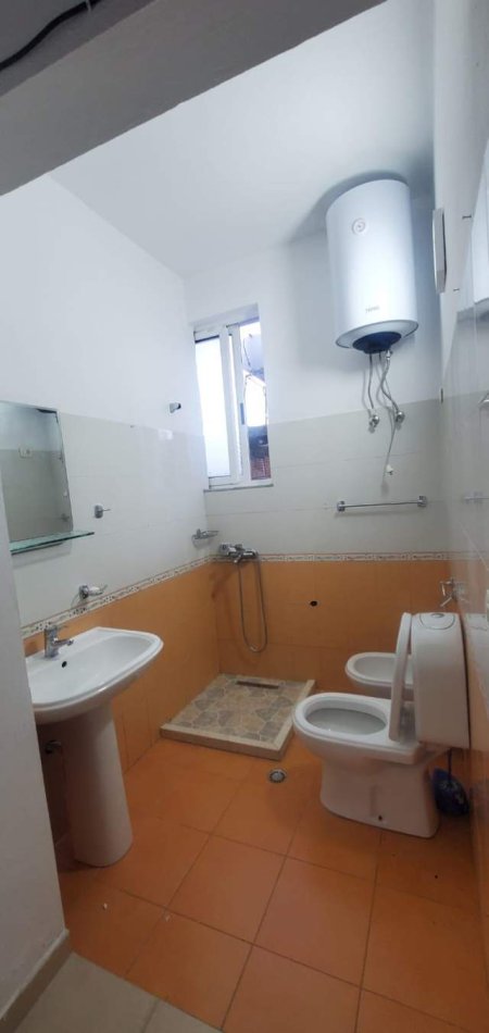 Tirane, jepet me qera apartament 1+1 Kati 3, 80 m² 350 Euro (Vedat Kokona, 5 Maj)