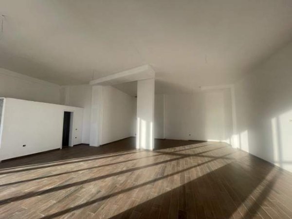 Tirane, shitet ambjent biznesi Kati 0, 144 m² 375.000 Euro (Fusha E Aviacionit)