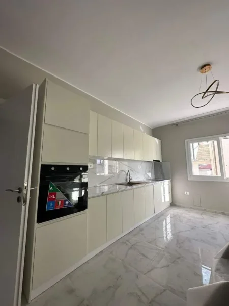 Tirane, jepet me qera apartament 2+1 Kati 1, 100 m² 1.000 Euro (Vilat Gjermane)
