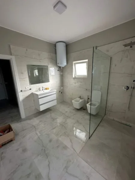 Tirane, jepet me qera apartament 2+1 Kati 1, 100 m² 1.000 Euro (Vilat Gjermane)