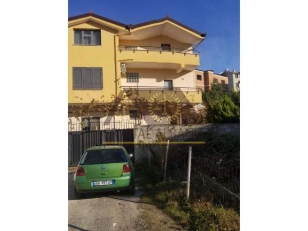 Tirane, jap me qera Vile 3 Katshe 300 m² 180.000 Euro (Vilat GJermane)