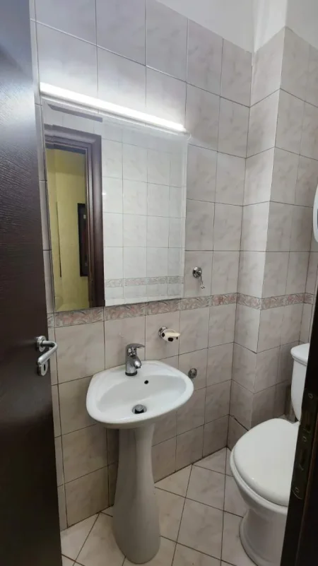 Tirane, jepet me qera apartament 2+1 Kati 2, 100 m² 700 Euro (ish Ekspozita)